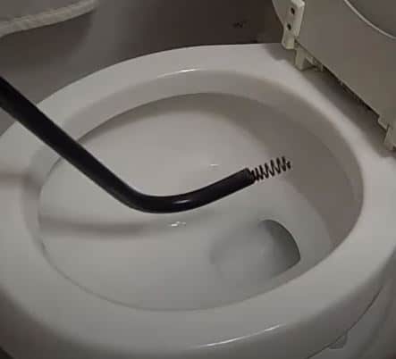 unclogging-a-toilet